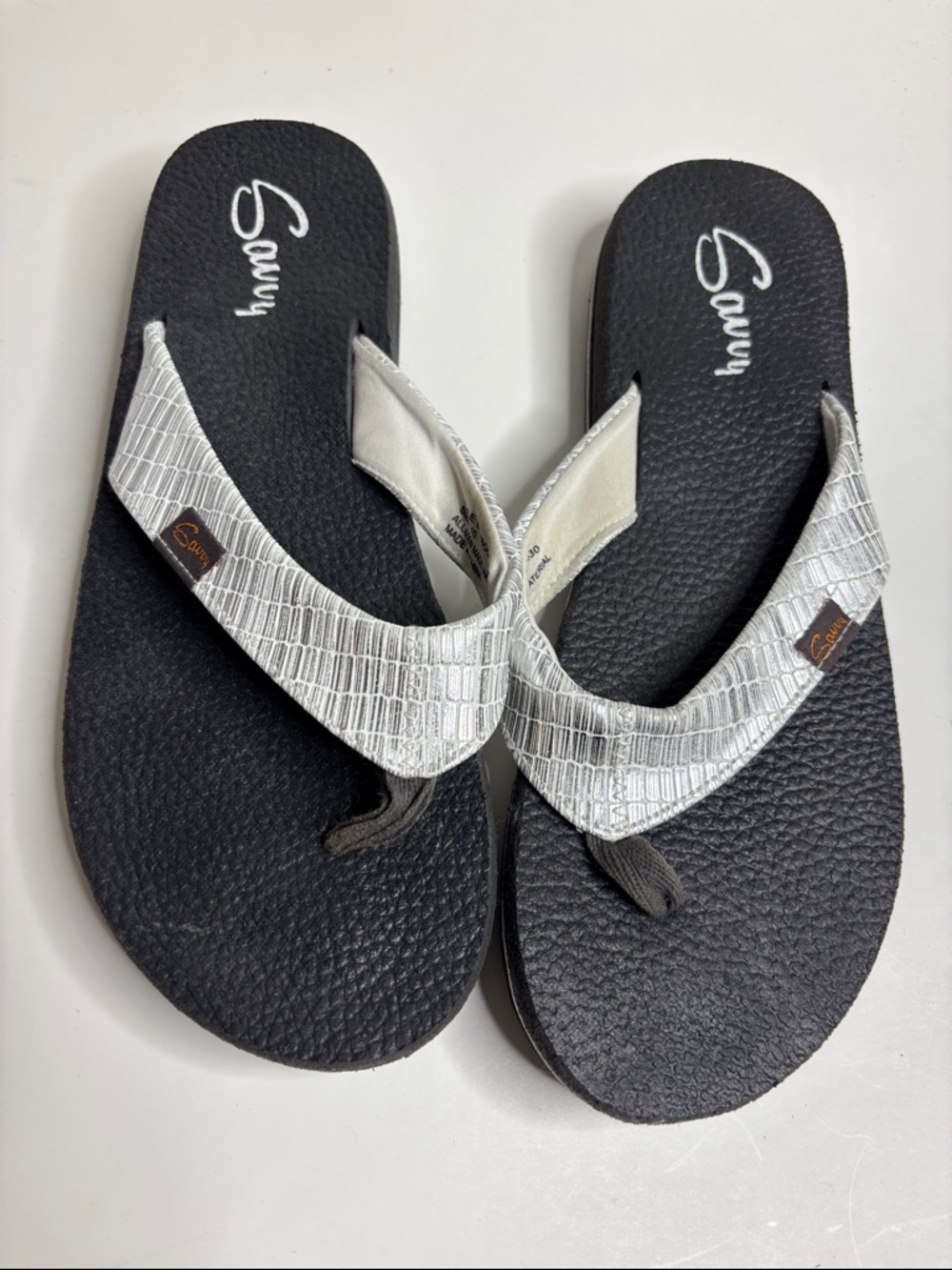 Savvy size 10 Black Footbed Silver-Patterned Strap Flip Flops